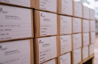Cartoni etichettati di componenti finiti pronti alla spedizione