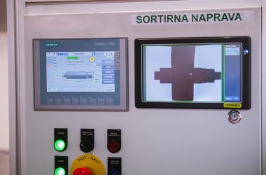 Dispositivo di selezione con telecamera per pezzi lavorati